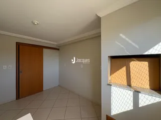 Vista interna de um ambiente com piso de cerâmica e porta de madeira.