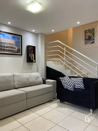 Sala de estar com sofá e escadaria em um imóvel.