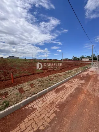 Vista de terra e estrada no campo.