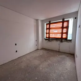 Foto de um corredor interno com paredes brancas.