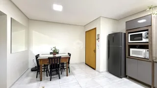 Foto de uma sala de jantar com mesa de madeira e cadeiras em um imóvel no Brasil.