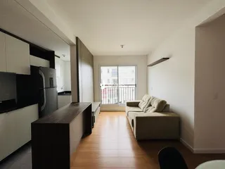Sala de estar moderna com piso de madeira.