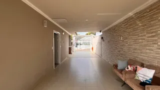 Corredor interno de uma residência em Lajeado, Brasil.