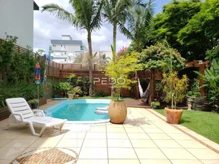 Foto de uma área externa com piscina e jardim em Lajeado, Brasil.