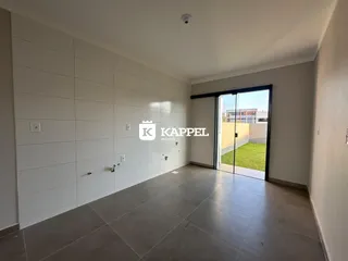 Hall de entrada com piso de porcelanato e porta de vidro que dá acesso ao jardim.