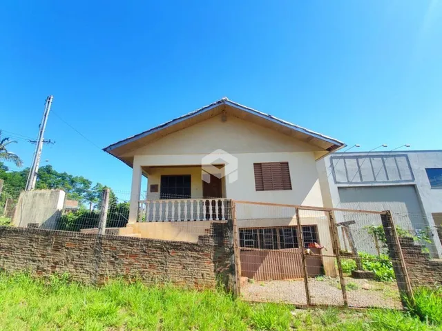 Fachada de uma residência em Lajeado, Brasil, com muro e varanda.