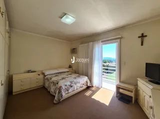 Quarto com cama e janela em um imóvel no Brasil.