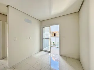 Corredor com piso de mármore branco e portas de vidro.