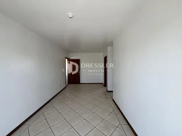 A foto mostra um corredor interno de uma residência.