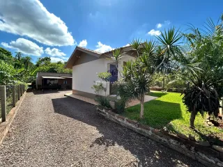 Vista externa de uma residência em Lajeado, Brasil, com jardim e paisagismo.