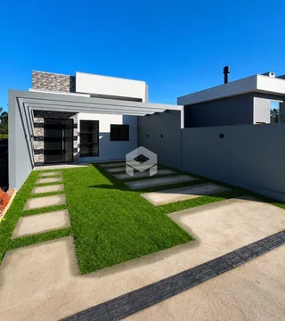 Fachada moderna de uma residência em Lajeado, Brasil, com jardim e área externa.