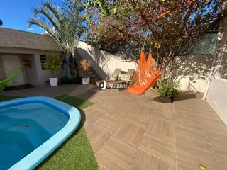 Área externa com piscina e deck em Lajeado, Brasil.