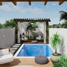 Piscina externa com deck de madeira e vegetação ao redor.