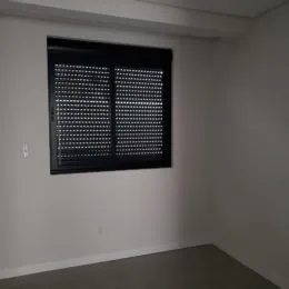 Parede branca lisa de um ambiente interno.