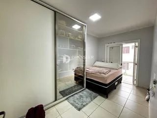 Quarto com cama e porta de vidro.