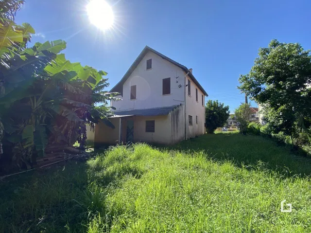 Fachada de uma casa em Lajeado, Brasil, com gramado ao redor.