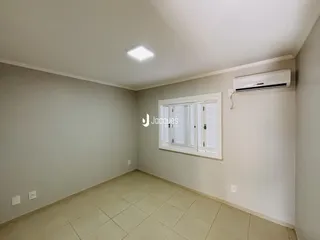 Sala de estar com piso de cerâmica e janela.