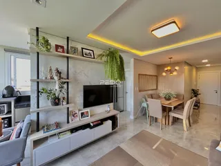 Esta é uma foto de uma sala de estar moderna com decoração de prateleiras e área de jantar.