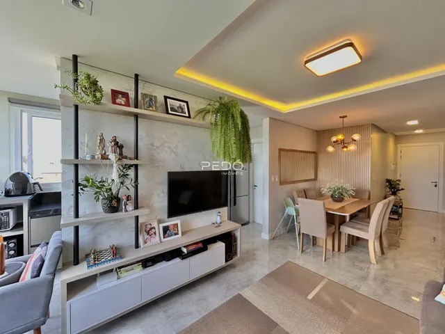Esta é uma foto de uma sala de estar moderna com decoração de prateleiras e área de jantar.