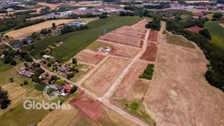 Vista aérea de uma área rural com campos agrícolas e vegetação na região de Lajeado.