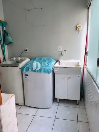Imagem de uma área interna com piso de cerâmica e aparelhos brancos.