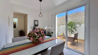 Vista de uma sala de jantar com vista para o exterior.