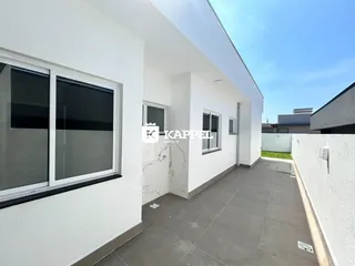 Fachada externa de uma residência branca em Lajeado, Brasil.