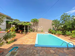 Foto de uma piscina externa com área de lazer e jardim em Lajeado.