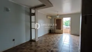 Foto de um ambiente interno com piso de cerâmica e parede clara.