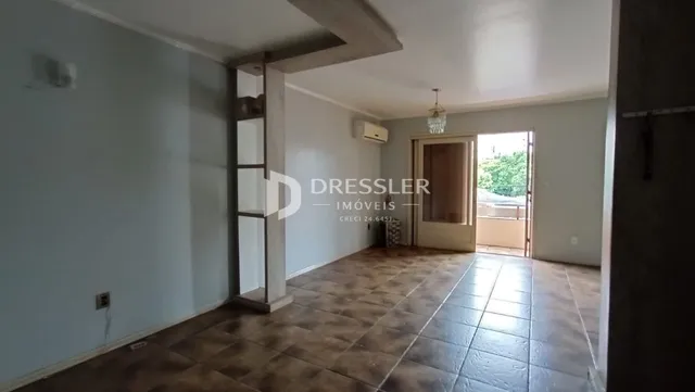 Foto de um ambiente interno com piso de cerâmica e parede clara.