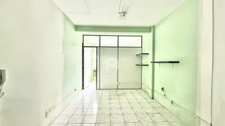 Corredor interno com piso de cerâmica claro.