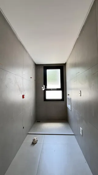 Corredor interno de um imóvel em Lajeado, Brasil.