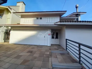Fachada de uma casa residencial com garagem e pátio em Lajeado, Brasil.
