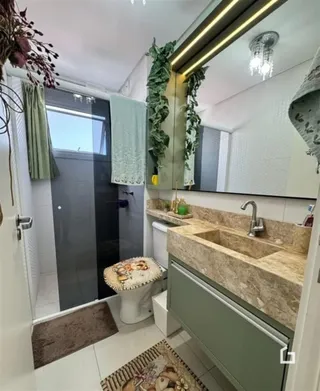 Foto de um banheiro com bancada de granito e box de vidro.
