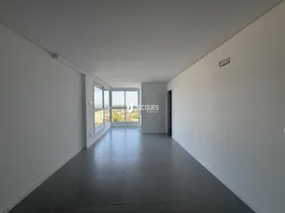 Hall de entrada com paredes brancas e piso cinza claro.