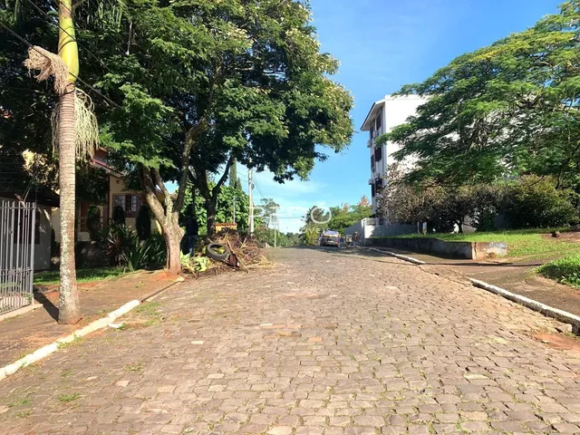 Vista da rua e da propriedade em Lajeado, Brasil com pavimentação de paralelepípedos.