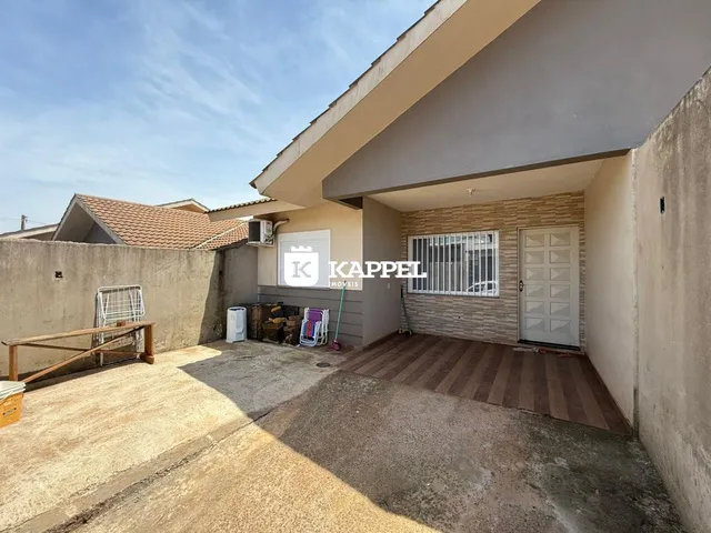 Fachada externa de uma residência com piso de madeira e área externa.
