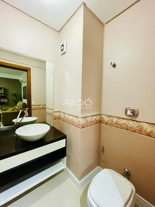 Foto de um banheiro interno com pia e vaso sanitário.