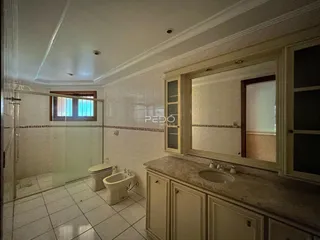 Foto de um banheiro com piso de cerâmica e box de vidro.