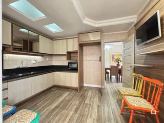 Interior de uma sala com armários e piso de madeira em um imóvel no Brasil.