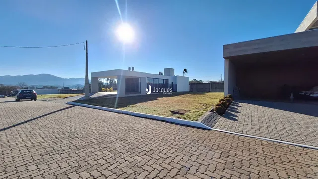 Vista da fachada de uma casa moderna em Lajeado, Brasil.