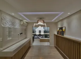 Hall de entrada com piso de madeira e iluminação moderna.