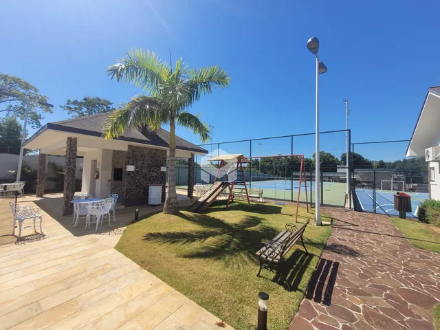 Vista externa de uma residência com jardim e área de lazer em Lajeado, Brasil.