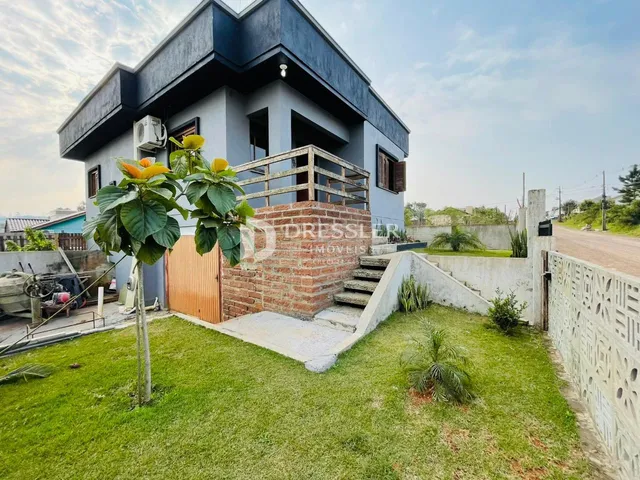 Vista da fachada de uma casa em Lajeado, Brasil, com jardim frontal.
