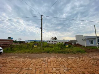 Vista externa de uma propriedade em Lajeado, Brasil com paisagem e estruturas ao fundo.
