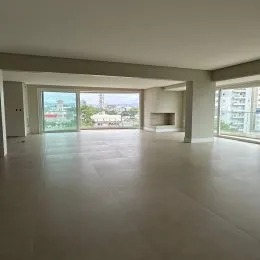 Foto de um ambiente interno amplo com piso claro.
