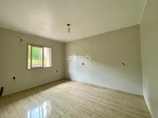 Sala de estar com piso de cerâmica clara e parede branca.