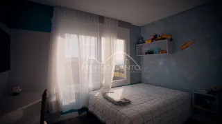 Quarto com cama e cortinas brancas.