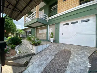 Fachada de uma residência em Lajeado, Brasil, mostrando a entrada e o pátio.