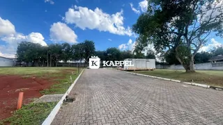 Vista externa de um caminho de paralelepípedos em uma propriedade.